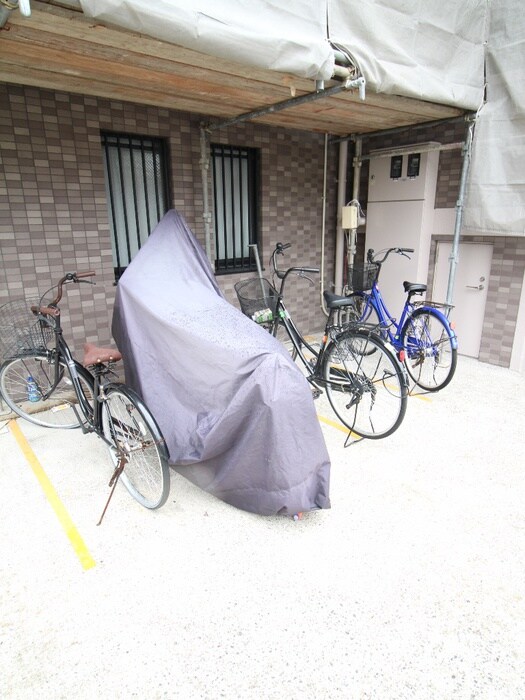 物件外観写真5　(バイク置き場)