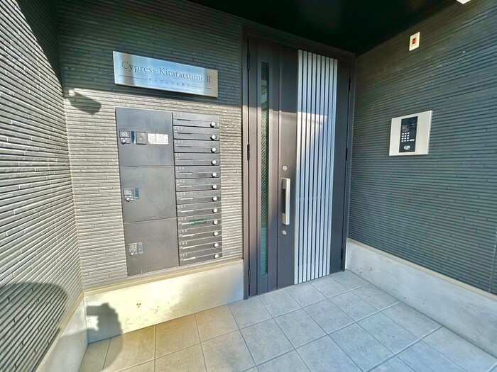 物件外観写真2　(エントランス部分)