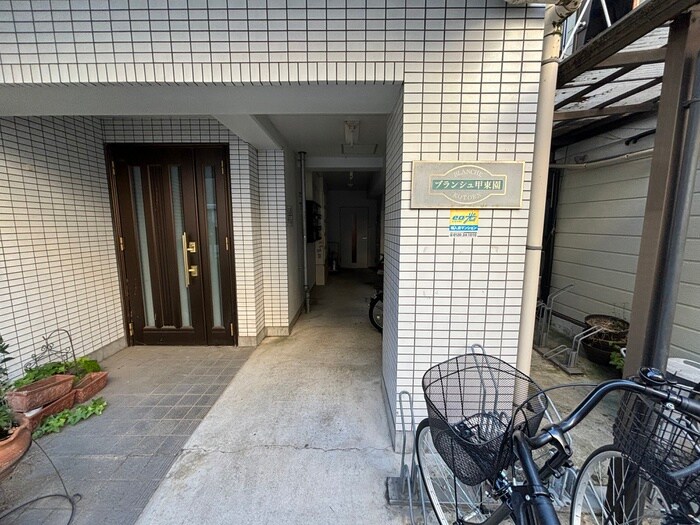 物件外観写真3　(エントランス部分)