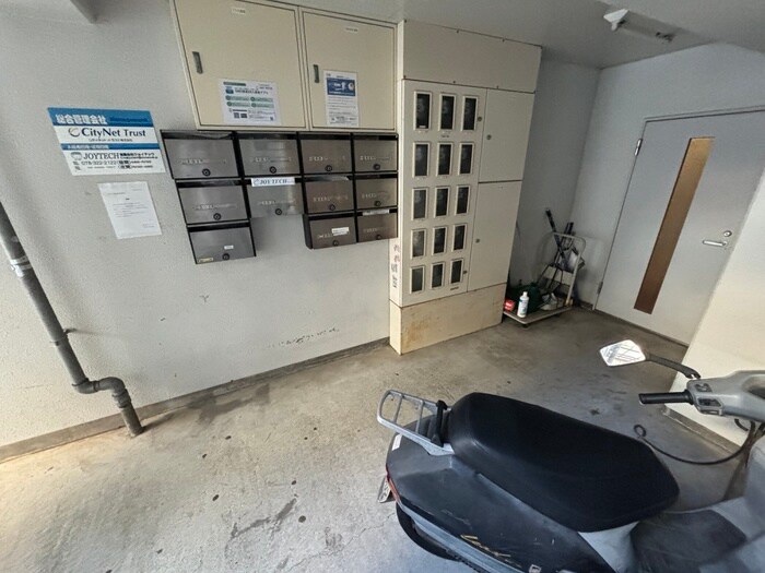 物件外観写真4　(エントランス部分)