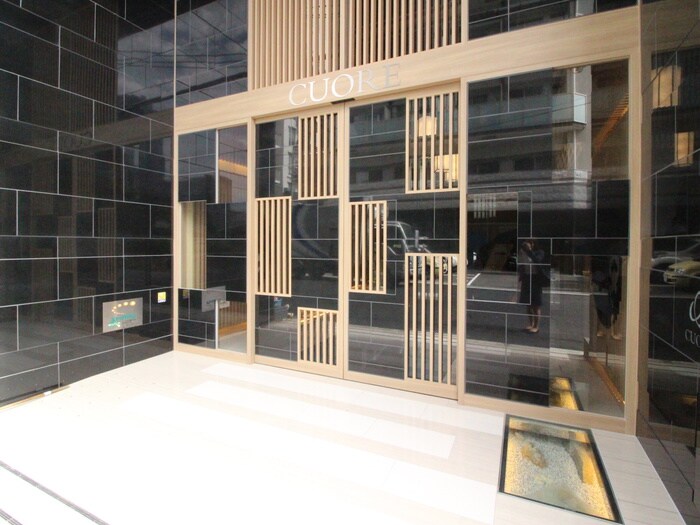 物件外観写真2　(エントランス部分)