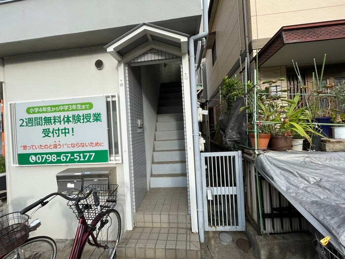 物件外観写真4　(エントランス部分)