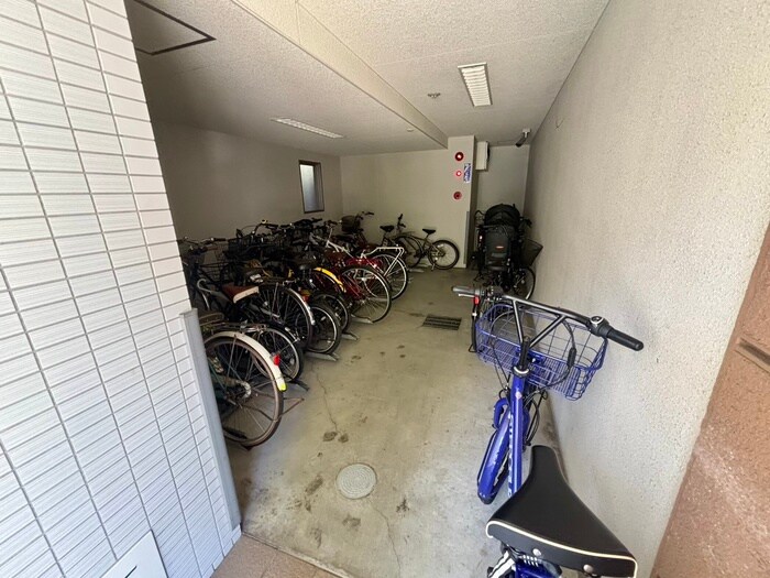 物件外観写真2　(駐輪場)