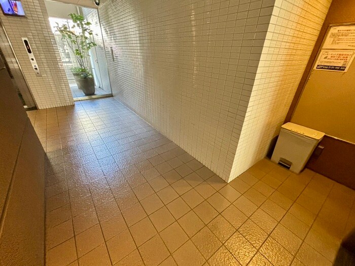 物件外観写真3　(エントランス部分)