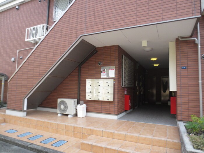 物件外観写真2　(エントランス部分)