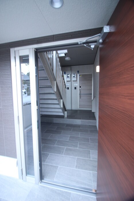 物件外観写真6　(エントランス部分)