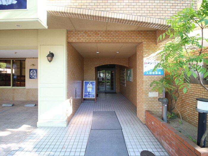 物件外観写真3　(エントランス部分)