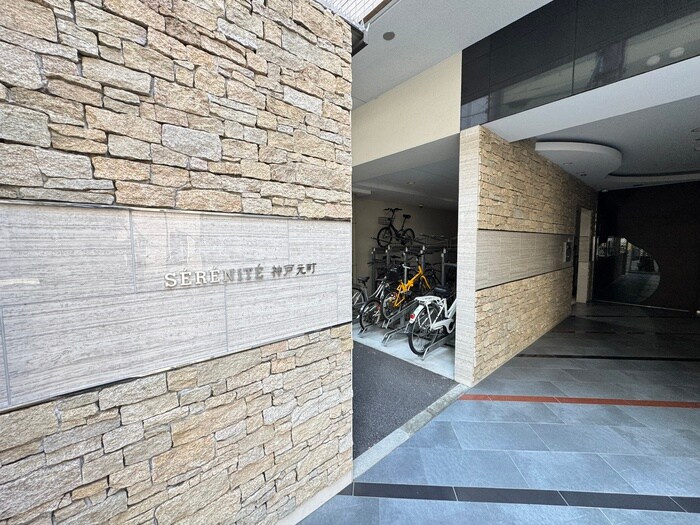 物件外観写真2　(エントランス部分)