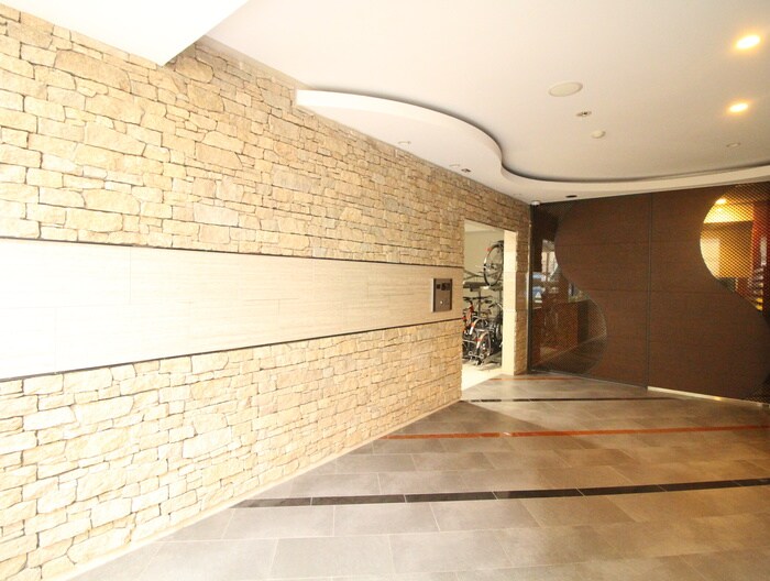 物件外観写真3　(エントランス部分)