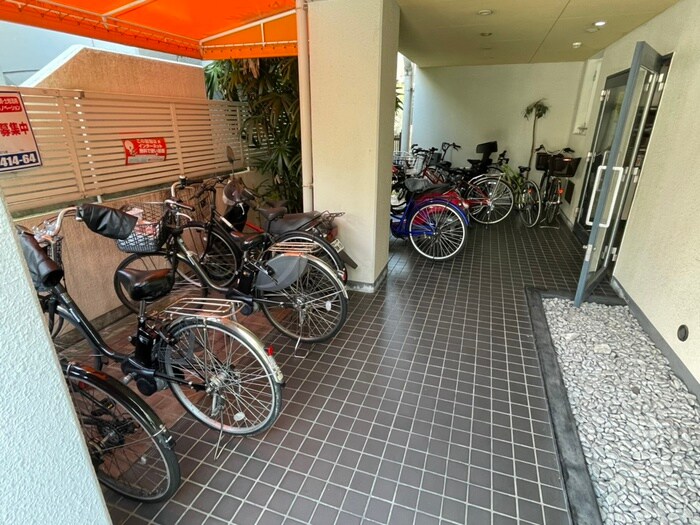 物件外観写真4　(駐輪場)