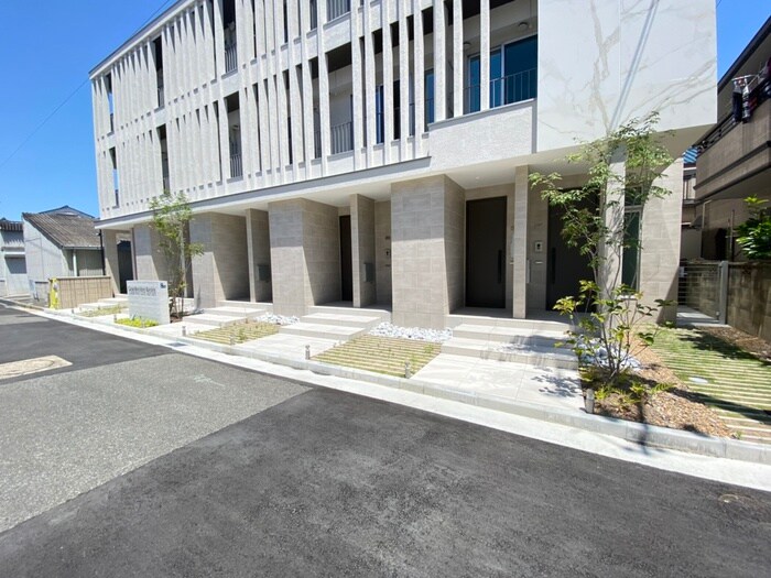 物件外観写真6　(エントランス部分)