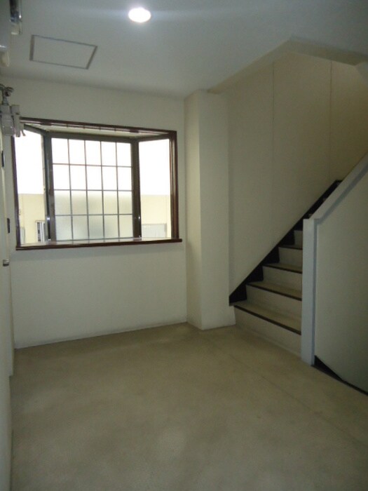 物件外観写真4　(エントランス部分)