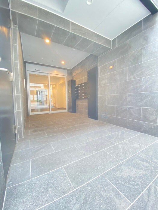 物件外観写真2　(エントランス部分)