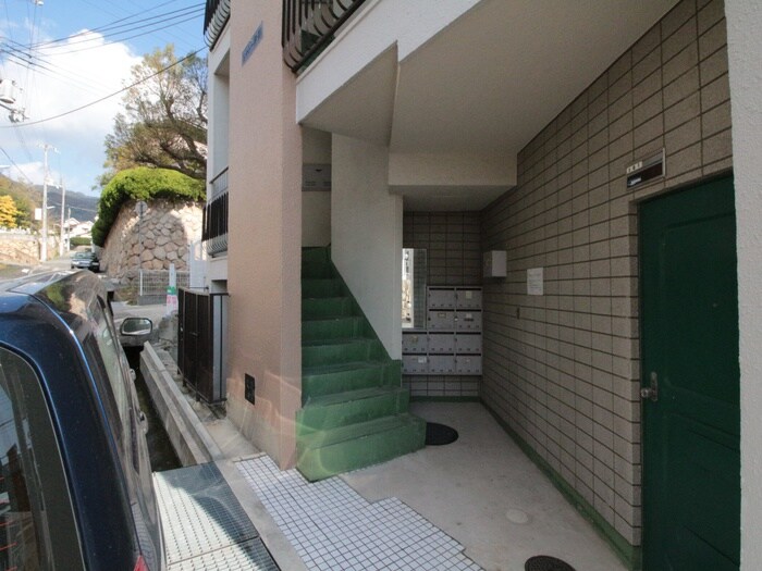 物件外観写真3　(エントランス部分)