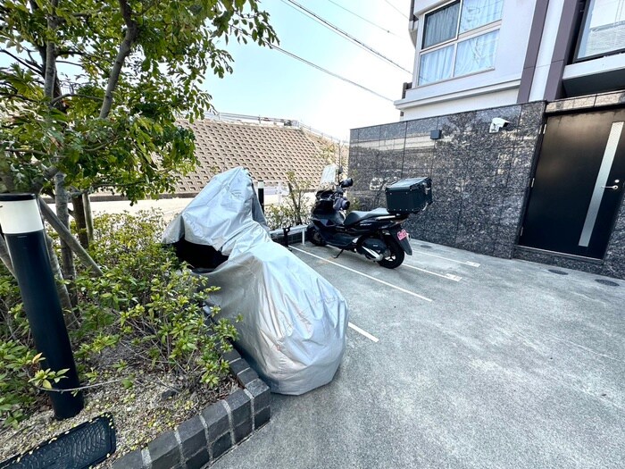 物件外観写真4　(バイク置き場)