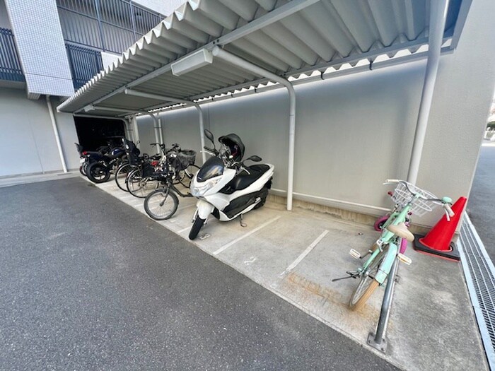物件外観写真5　(バイク置き場)