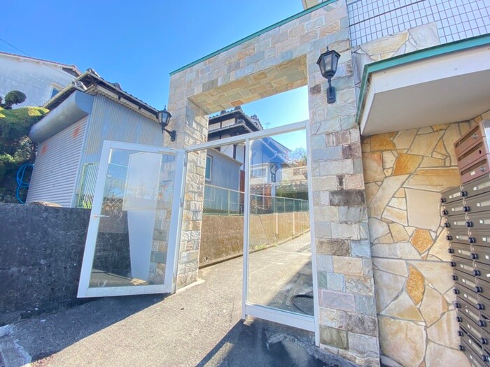 物件外観写真2　(エントランス部分)