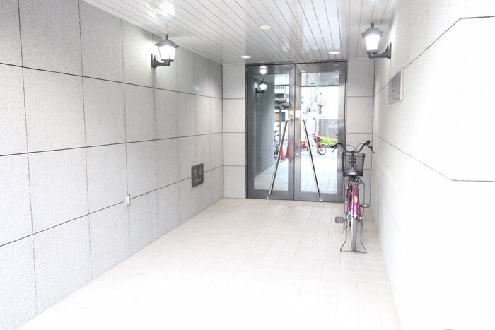 物件外観写真3　(エントランス部分)