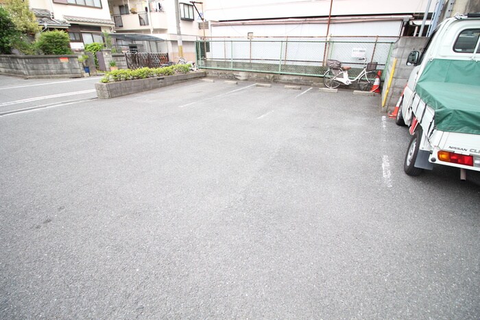 物件外観写真6　(駐車場)