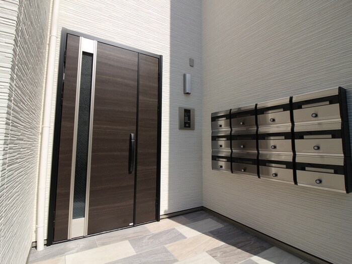 物件外観写真3　(エントランス部分)