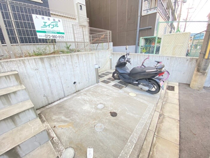 物件外観写真5　(バイク置き場)