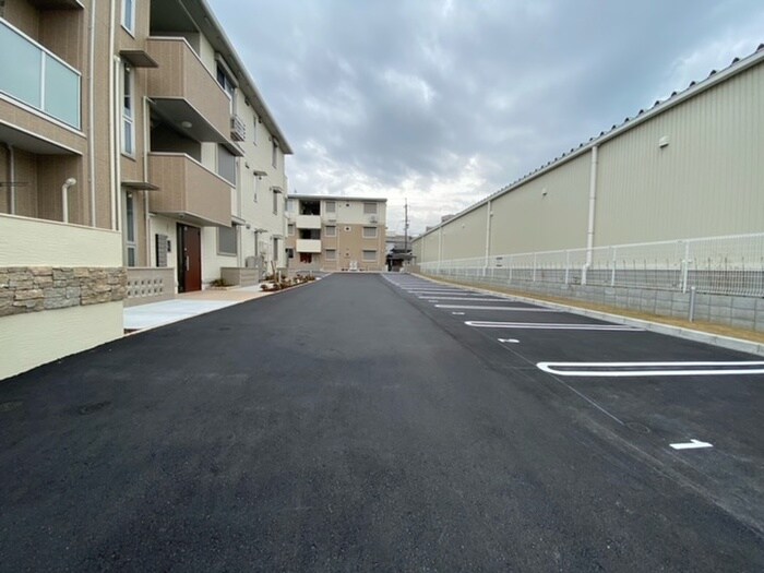 物件外観写真4　(駐車場)