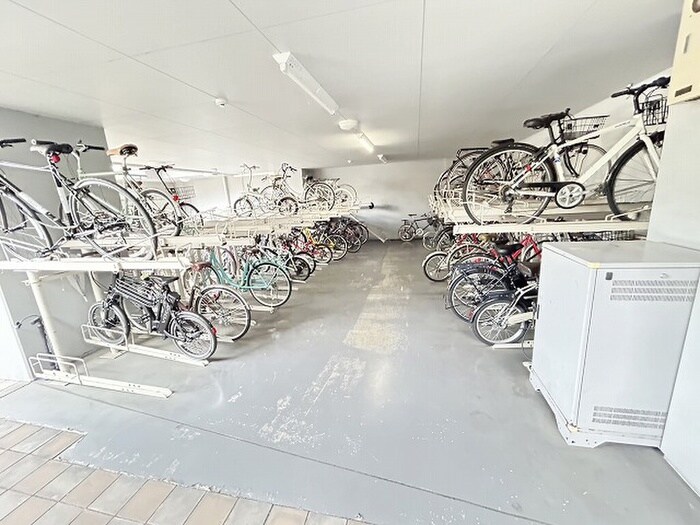 物件外観写真2　(駐輪場)
