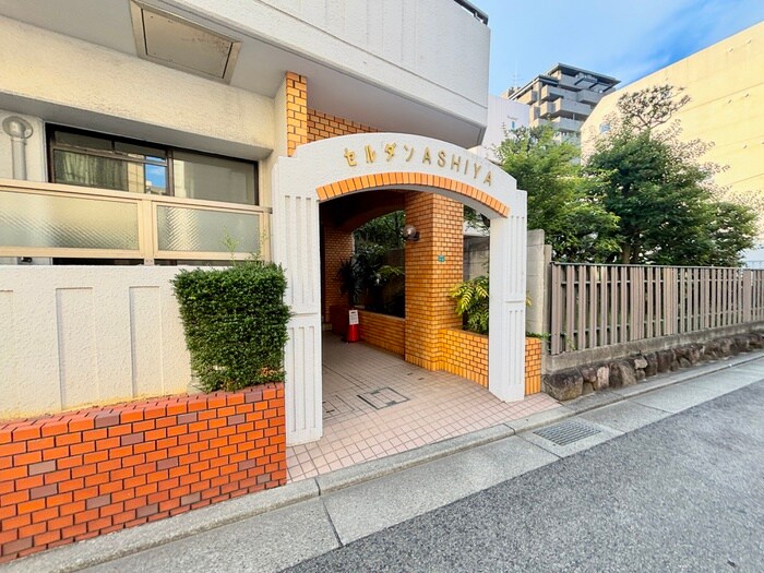 物件外観写真2　(エントランス部分)