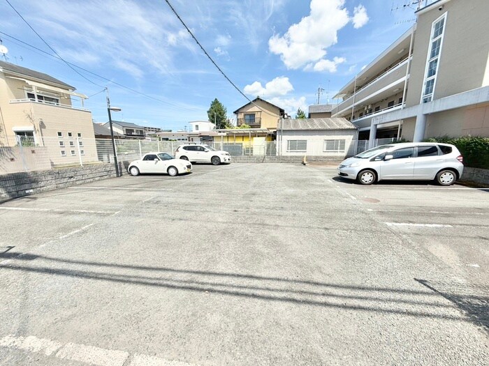 物件外観写真3　(駐車場)