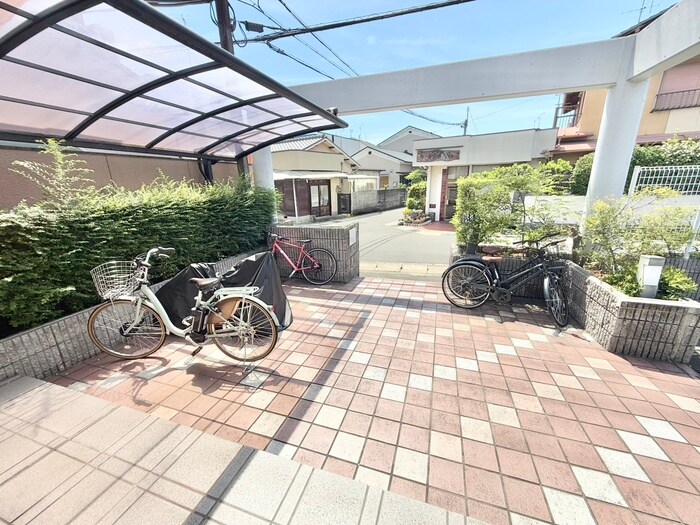 物件外観写真4　(駐輪場)