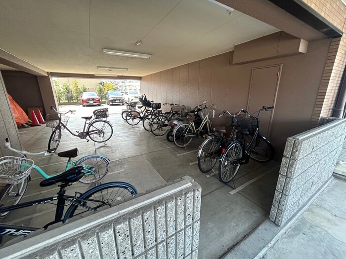 物件外観写真3　(駐輪場)