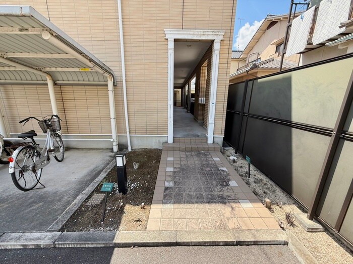 物件外観写真2　(エントランス部分)