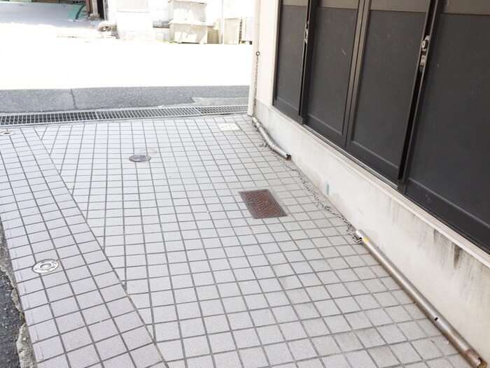 物件外観写真3　(バイク置き場)