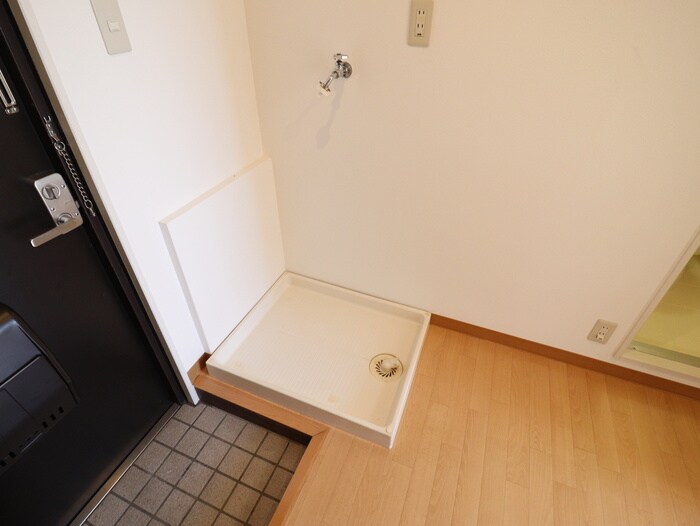 物件内観写真16　(洗濯機置場)