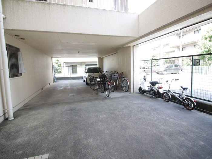 物件外観写真6　(駐車場)