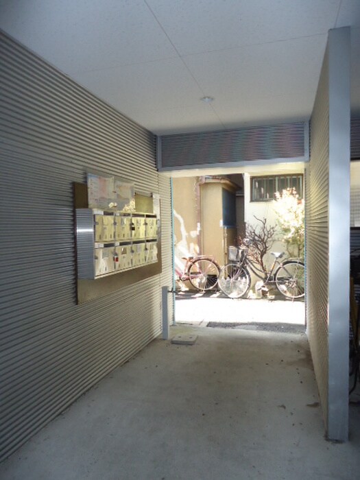 物件外観写真3　(エントランス部分)