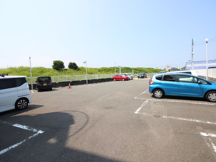 物件外観写真4　(駐車場)