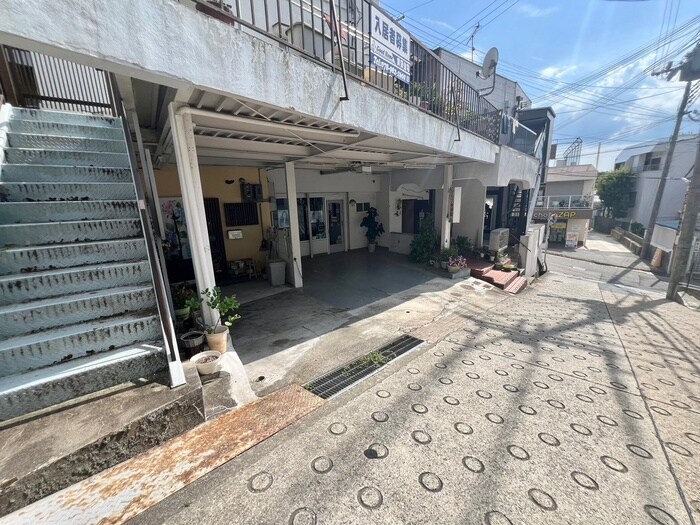 物件外観写真4　(エントランス部分)