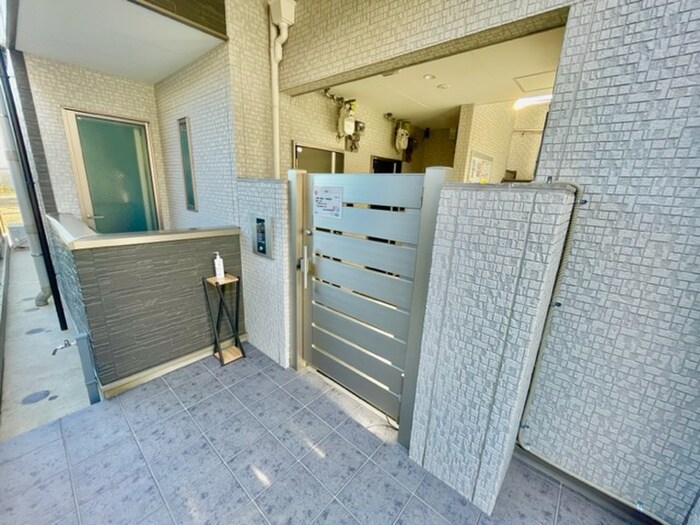 物件外観写真3　(エントランス部分)