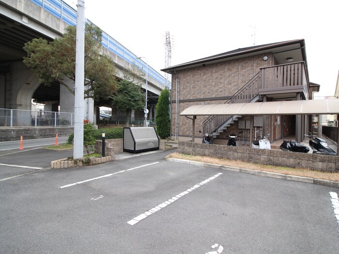 物件外観写真4　(駐車場)