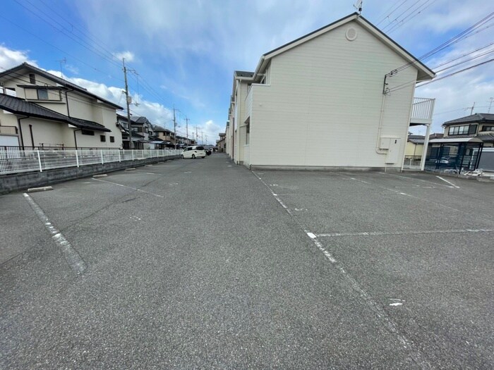 物件外観写真2　(駐車場)
