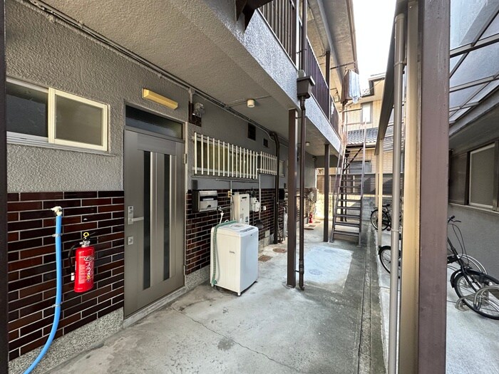 物件外観写真3　(エントランス部分)