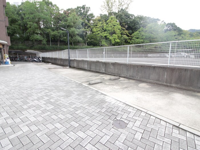 物件外観写真2　(駐車場)