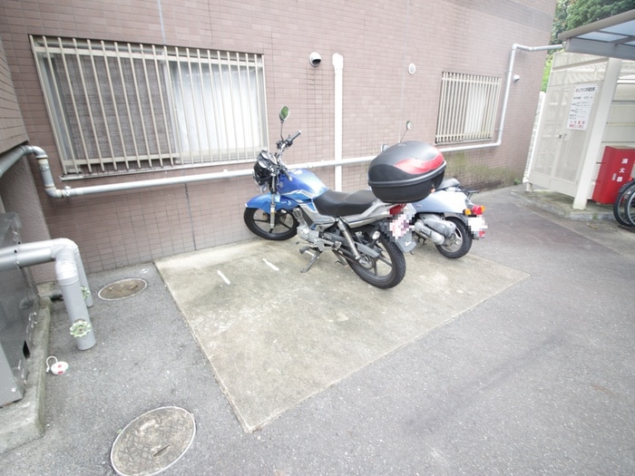 物件外観写真4　(バイク置き場)