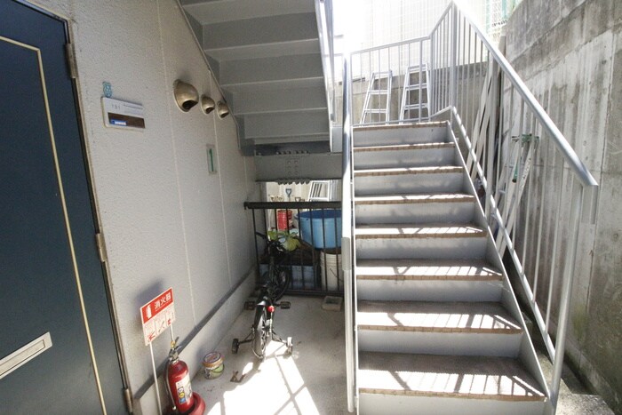 物件外観写真5　(エントランス部分)