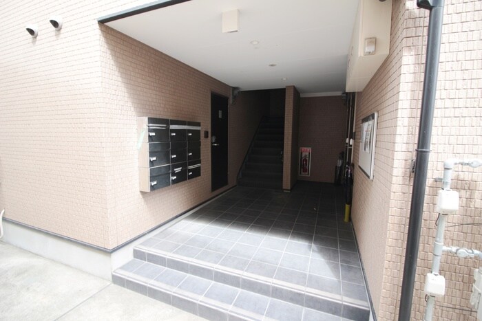 物件外観写真4　(エントランス部分)