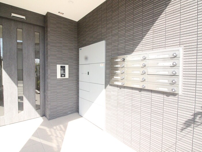 物件外観写真6　(エントランス部分)