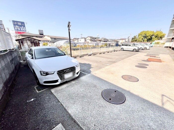 物件外観写真4　(駐車場)