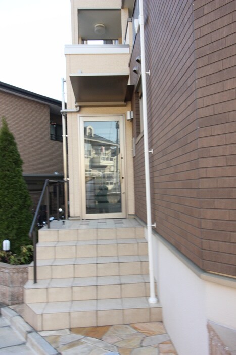 物件外観写真3　(エントランス部分)