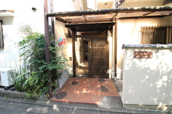 物件外観写真2　(エントランス部分)